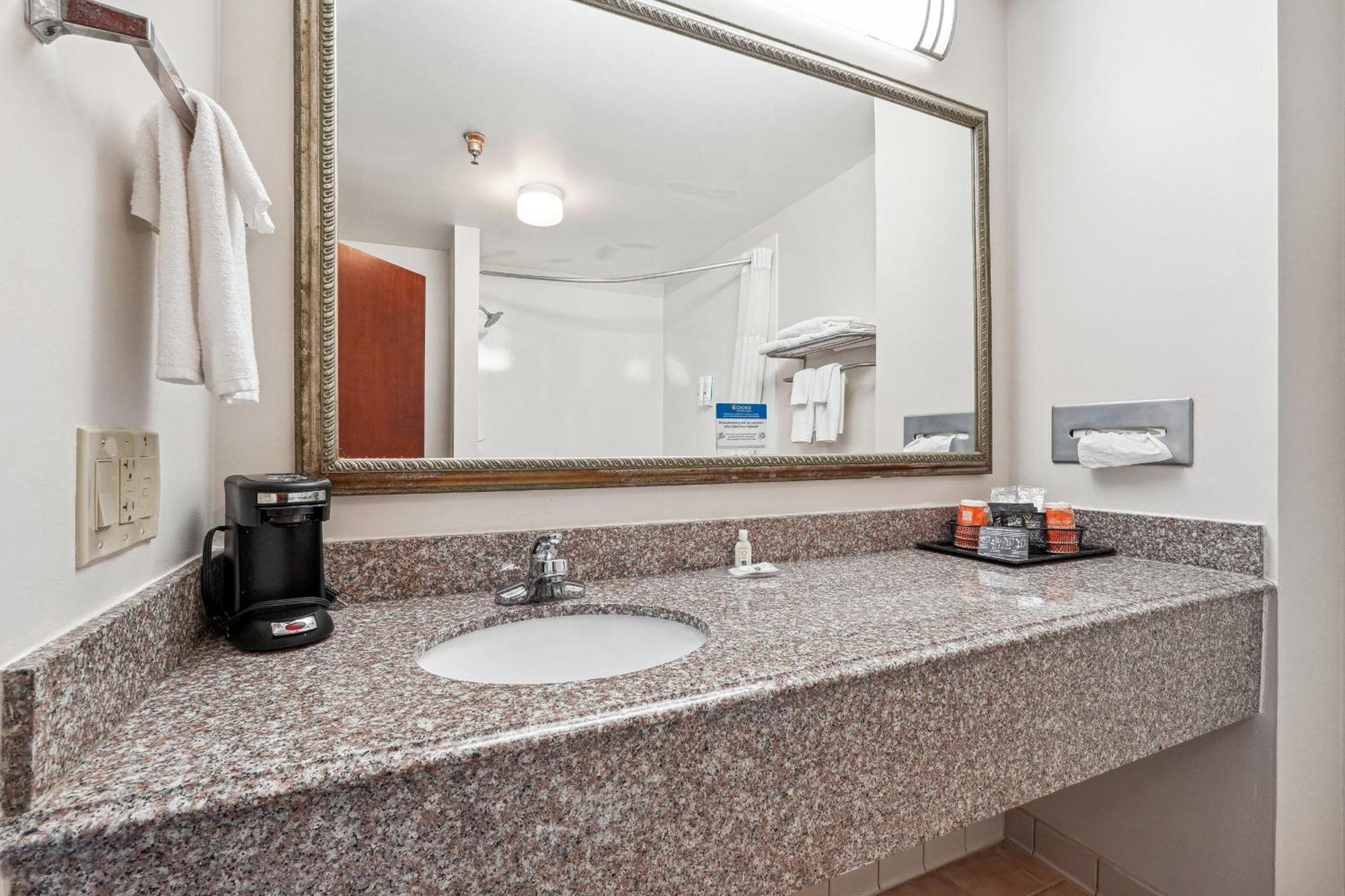 Quality Inn & Suites Досонвілль Екстер'єр фото