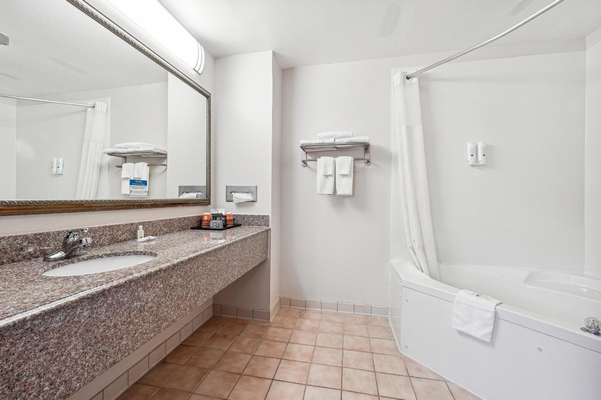 Quality Inn & Suites Досонвілль Екстер'єр фото