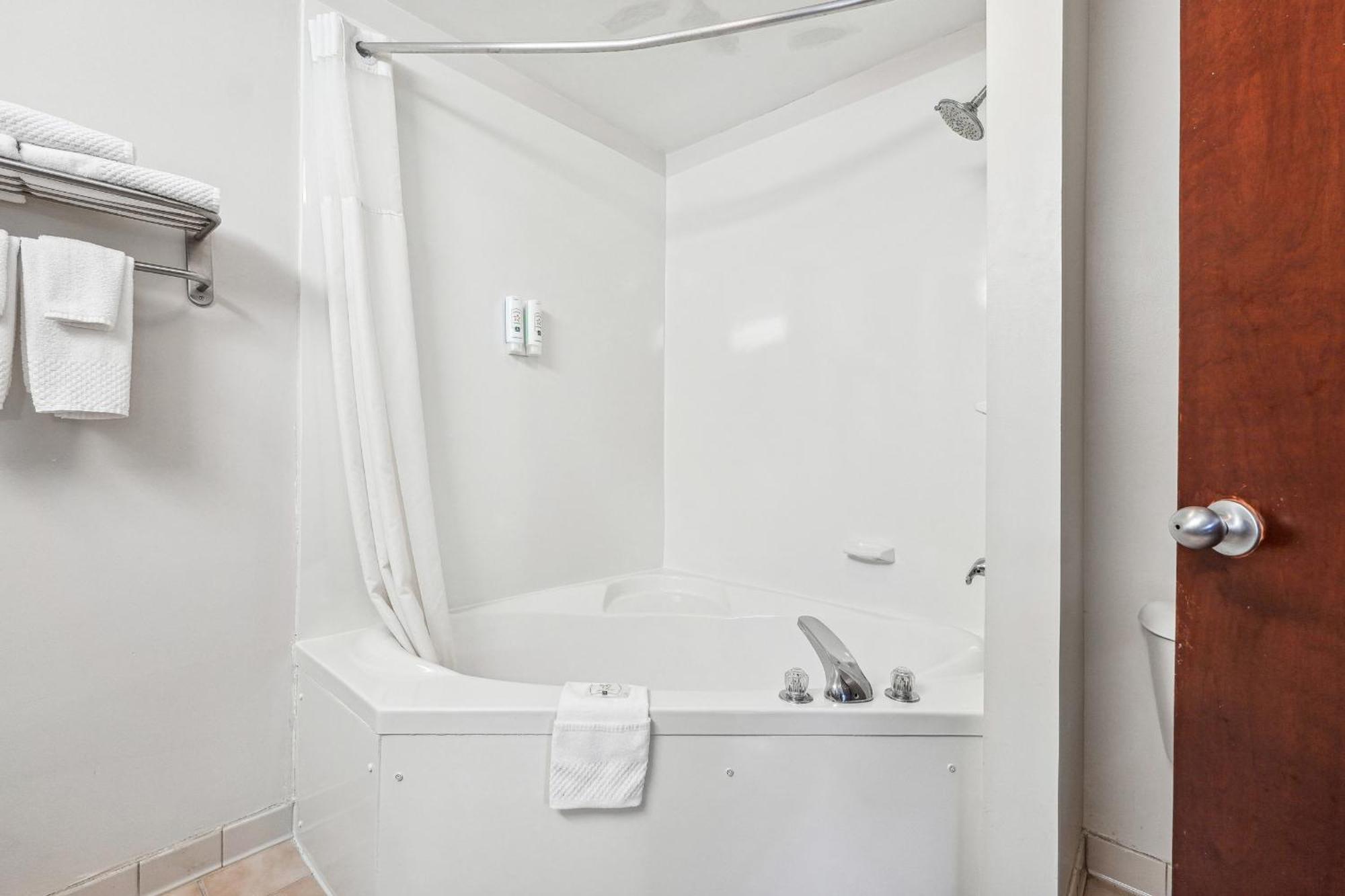 Quality Inn & Suites Досонвілль Екстер'єр фото