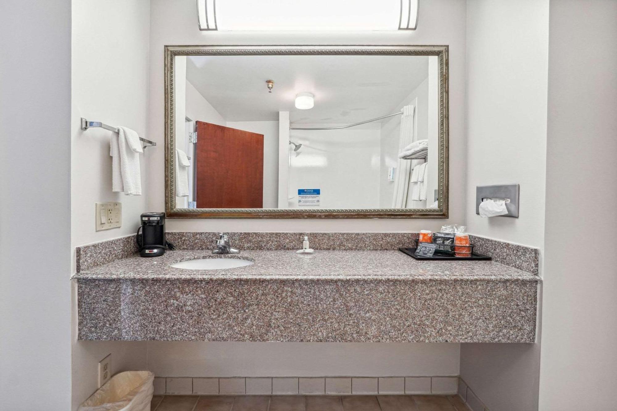 Quality Inn & Suites Досонвілль Екстер'єр фото