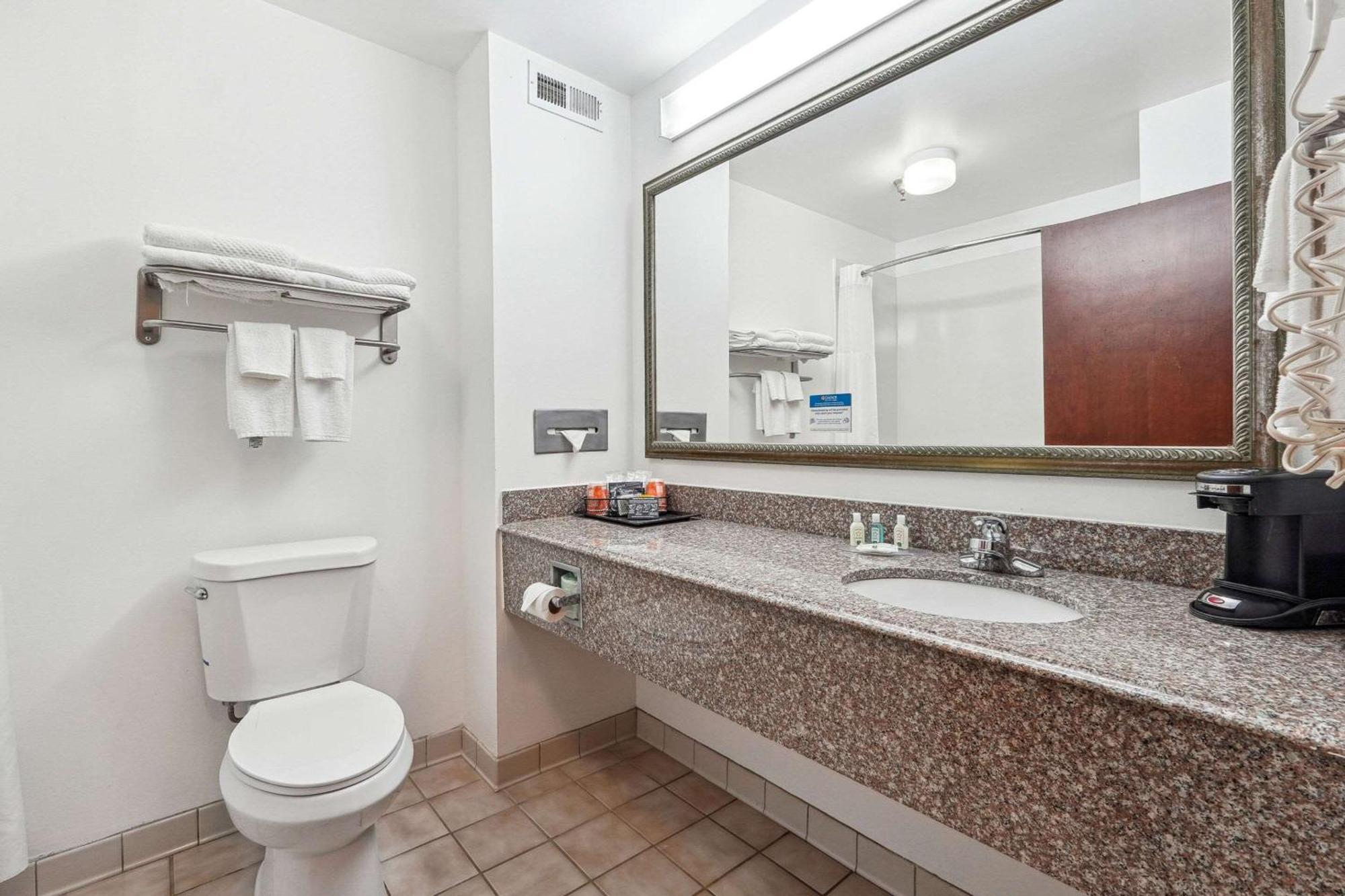 Quality Inn & Suites Досонвілль Екстер'єр фото
