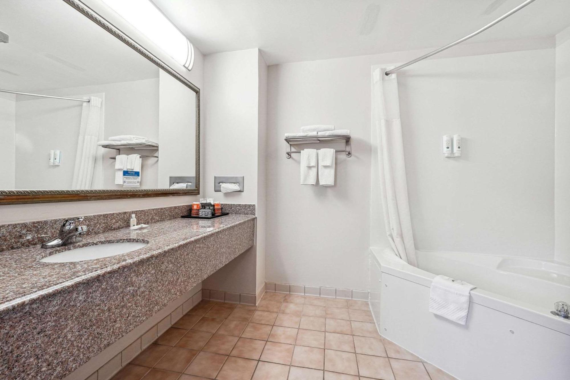 Quality Inn & Suites Досонвілль Екстер'єр фото