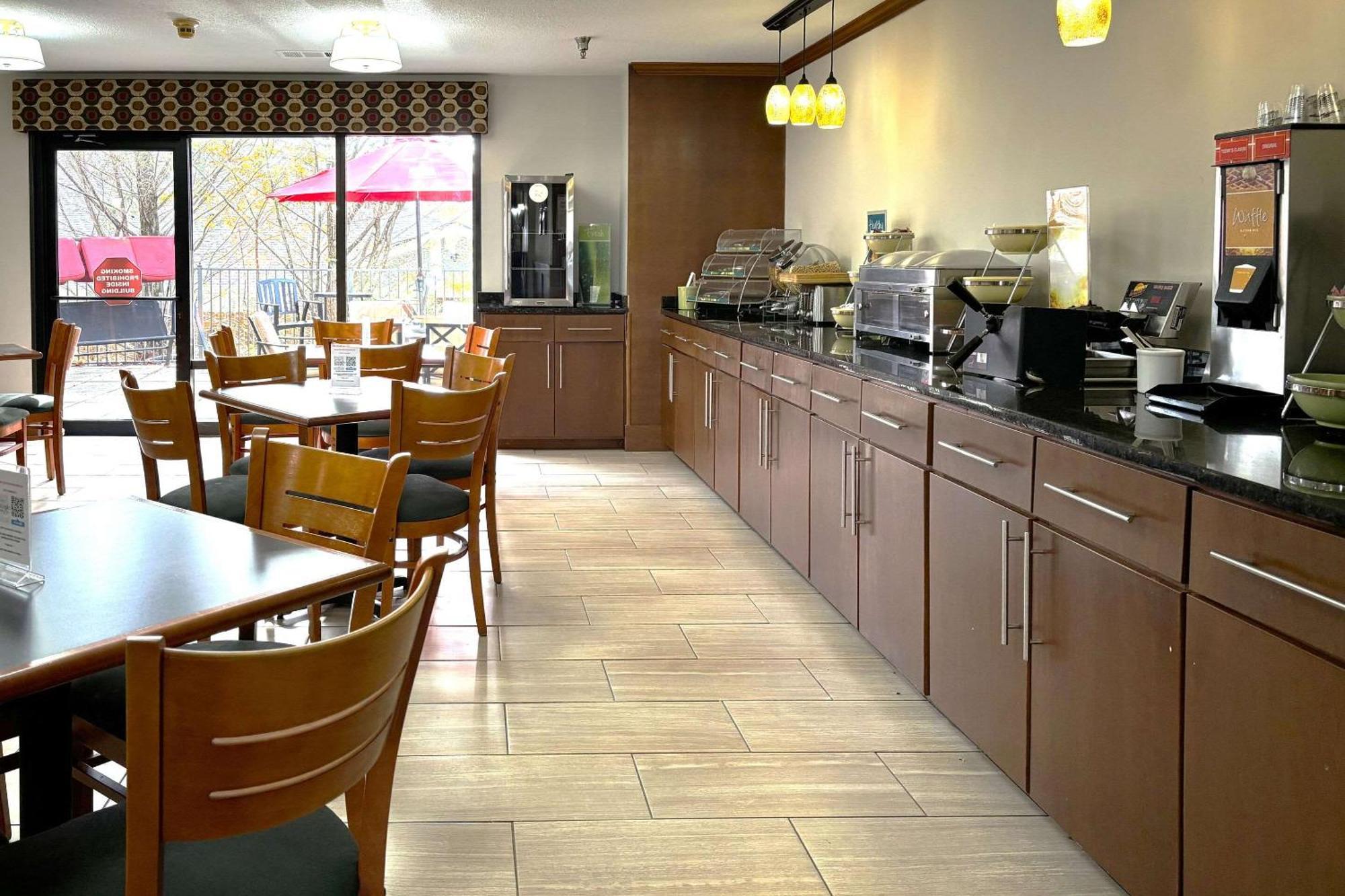 Quality Inn & Suites Досонвілль Екстер'єр фото